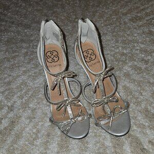 Daisy Fuentes Hattie Stiletto Heel Rhinestone Bows Size 7